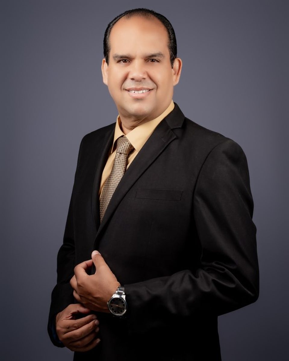 Héctor Iván García-Maldonado, founder of STATHESIS, in a dark suit and tie
